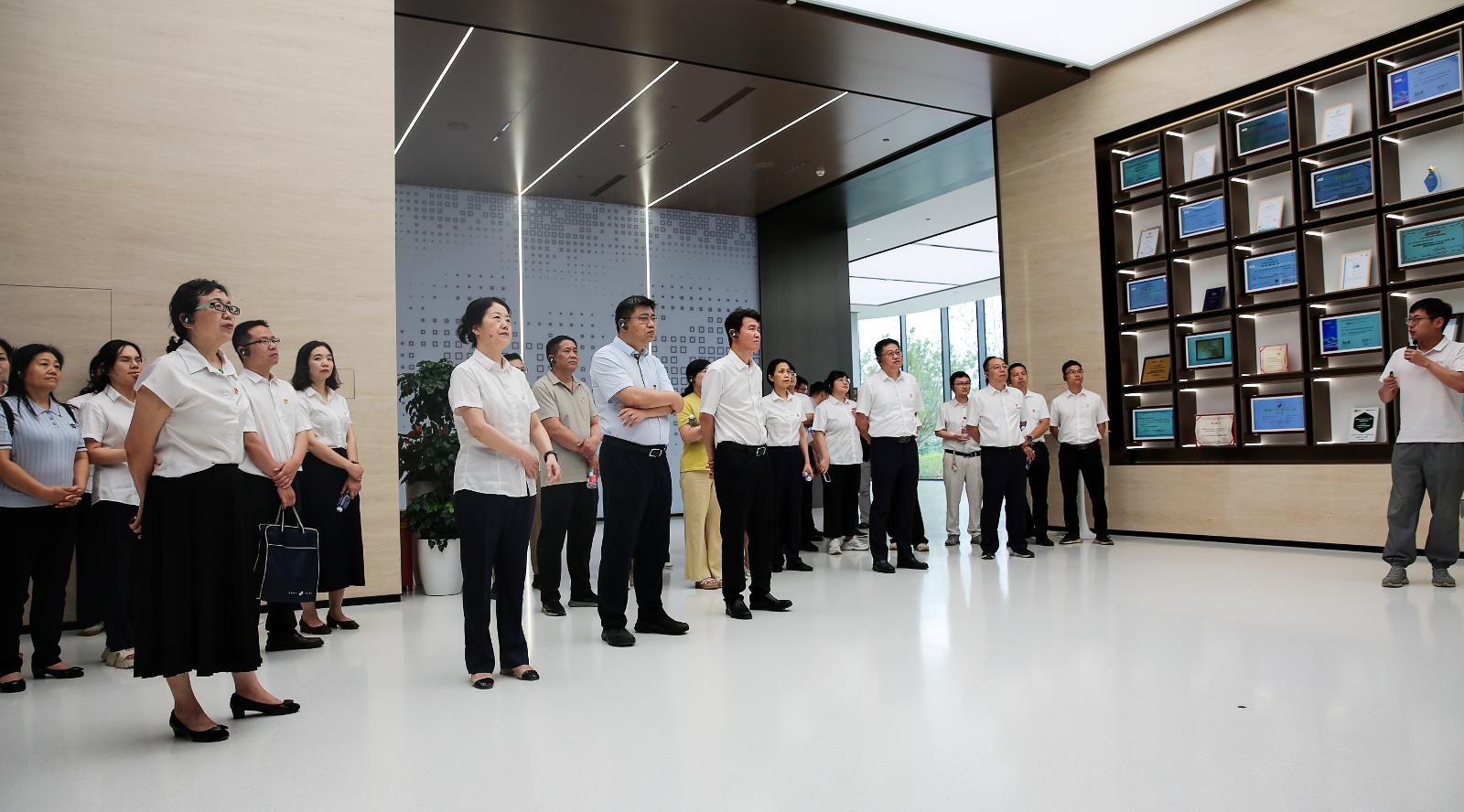 学院开展“共建智能体时代”主题党日活动